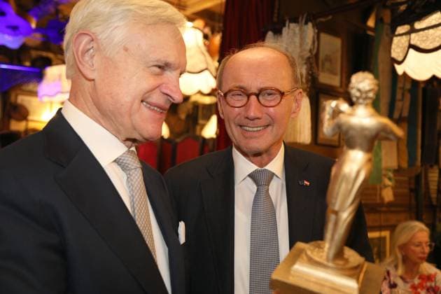 08 10 2024, Marchfelderhof Deutsch Wagram, Awarding of the Golden Johann Strauss 2024, traditional award ceremony by the Johann Strauss Society Vienna in the picture Thomas Schäfer Elmayer, with prize, Othmar Karas, Awarding of the Golden Johann Strauss 2024