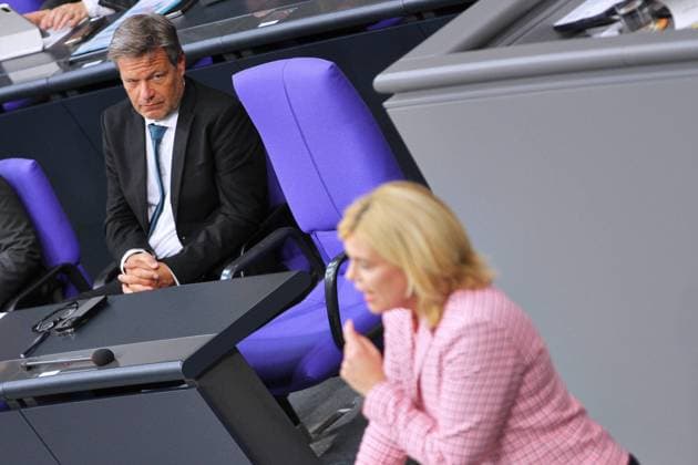 Berlin, Deutschland, 09.10.2024: Deutscher Bundestag: 190. Bundestagssitzung: Bundesminister für Wirtschaft und Klimaschutz Robert Habeck (Bündnis90 Die Grünen) und Julia Klöckner, CDU, in der Aktuellen Stunde auf Antrag der Union zum Thema Deutsche Wirtschaft in der Rezession - Wirtschaftswende *** Berlin, Germany, 09 10 2024 German Bundestag 190 Bundestag session Federal Minister for Economic Affairs and Climate Protection Robert Habeck Bündnis90 Die Grünen and Julia Klöckner, CDU, during the current hour at the request of the CDU CSU on the topic of the German economy in recession Economic turnaround Copyright: xdtsxNachrichtenagenturx dts_48232