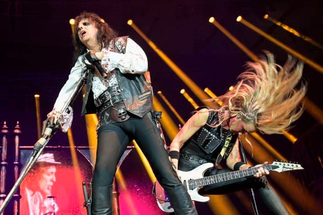 Entertainment Themen der Woche KW41 Alice Cooper und Nita Strauss live bei einem Konzert der Too Close for Comfort Tour in der Max-Schmeling-Halle. Berlin, 09.10.2024 *** Alice Cooper and Nita Strauss live at a concert of the Too Close for Comfort Tour in the Max Schmeling Halle Berlin, 09 10 2024 Foto:xF.xKernx xFuturexImagex cooper_4043