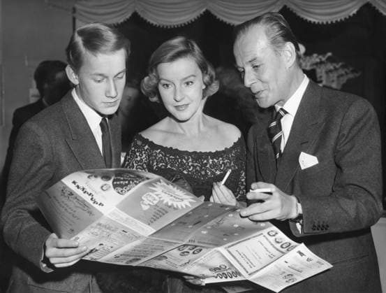 Orig. caption... POVEL RAMEL S NEW REVUE SPECTACLE had an acclaimed premiere on Wednesday evening. The picture shows Hasse and Tutta Ekman with Hasse junior watching the big program. Note Button Trio persons: HASSE EKMAN; TUTTA ROLF; GÖSTA EKMAN sites: STOCKHOLM; SWEDEN sp_sw x5600x *** Orig caption POVEL RAMEL S NEW REVUE SPECTACLE had an acclaimed premiere on Wednesday evening The picture shows Hasse and Tutta Ekman with Hasse junior watching the big program Note Button Trio persons HASSE EKMAN TUTTA ROLF GÖSTA EKMAN sites STOCKHOLM SWEDEN sp sw x5600x  Copyright: xx GÖSTA, TUTTA AND HASSE AT PREMIERE