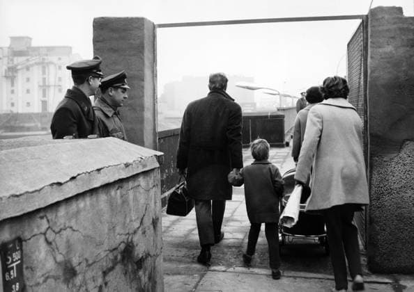 Orig. caption... DIE ERSTEN WESTBERLINER MIT PASSIERSCHEIN pasierten heute in den frühen Morgenstunden die Mauer, die seit dem 13. August 1961 die nächsten Angehörigen, die doch immerhin in einer Stadt leben, voneinander tremt. U.B.z. vÂªbergang an der Oberbaumbrücke. Orig. caption... THE WALL HAS BEEN OPENED AND WEST BERLINERS ARE FLOWING INTO EAST BERLIN TO MAKE A LONG awaited VISIT TO RELATIVES AND FRIENDS... Note. Back pictures Travelers Border Police Berlin Wall CD69 sites: WEST BERLIN ;WEST GERMANY ;EAST BERLIN ;EAST GERMANY sp_sw x5600x *** Orig caption THE FIRST WEST BERLINERS WITH PASSIERSCHEIN passed through the Wall in the early hours of this morning. Since August 13, 1961, the Wall has separated the closest relatives, who  Copyright: xXxXxXx THE WALL