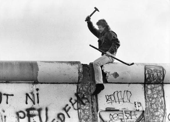 ARKIV BERLIN 198911. En man hackar frenetiskt pa den mur som sedan 1961 delat Berlin i tva delar, i november 1989 föll muren. BERLIN TYSKLAND x11014x *** ARCHIVE BERLIN 198911 A man frantically picks at the wall that has divided Berlin into two parts since 1961, in November 1989 the wall fell BERLIN GERMANY x11014x  Copyright: xLarsxPehrsonx xTTx x BERLINMURENS FALL
