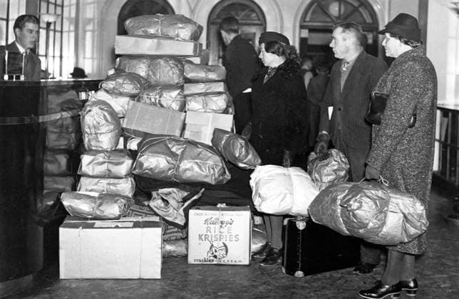 STOCKHOLM 1939-12-06. Klädinsamling till Finland under andra världskriget. Stockholmare lämnar paket med kläder till Dagens Nyheters hallvakt för vidare transport till Finland. Stockholm Sverige x192x *** STOCKHOLM 1939 12 06 Collection of clothing for Finland during World War II Stockholmers hand over packages of clothing to Dagens Nyheters hall guard for further transportation to Finland Stockholm Sweden x192x  Copyright: xDN TTx FINLANDSHJÄLPEN
