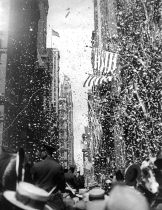 Orig. caption... NEW YORK S MILLIONS GO WILD OVER LINDY. New York. With the greatest reception ever accorded a single individual in the history of the City, New York s millions welcomed Colonel Charles A Lindbergh today after he had flown here from Washington, D.C. Photo shows Colonel Lindbergh riding up Lower Broadway to the City Hall ceremonies. 6 13 27 Note Charles Augustus Lindbergh, 1902-1974, American aviator. On May 20-21, 1927, he made the first solo flight across the Atlantic in the Spirit of St. Louis. Serpentine persons: CHARLES LINDBERGH* sites: NEW YORK;USA sp_sw x5600x *** Orig caption NEW YORK S MILLIONS GO WILD OVER LINDY New York With the greatest reception ever accorded a single individual in the history of the City,  Copyright: xx NEW YORK WELCOME CHARLES LINDBERGH