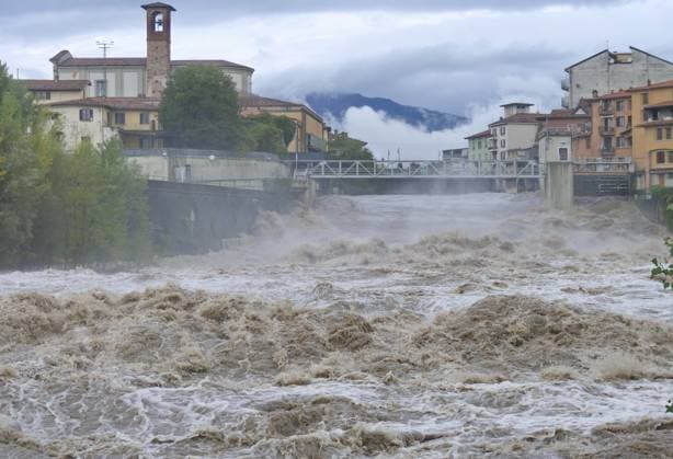 News Themen der Woche KW41 News Bilder des Tages River Brembo in flood with record flow due to heavy rains that hit Lombardy. Several bridges and roads closed. Red alert continues.  Copyright: xLucaxPontix xipa-agency.netx xLucaxPonti xIpaxagencyx IPA_Agency_IPA50492395