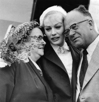 Skadespelerskan Anita Ekberg 1956. Med föräldrarna mamma pappa mor far Alva och Gustav pa Bulltofta i Malmö vid hennes avfärd till Los Angeles via London. (c) Sydsvenskan IBL Bildbyra Malmö x2503x *** The actress Anita Ekberg 1956 With her parents mother father mother father Alva and Gustav at Bulltofta in Malmö on her departure to Los Angeles via London c Sydsvenskan IBL Bildbyra Malmö x2503x  Copyright: xSydsvenskanx IBLxBildbyrax