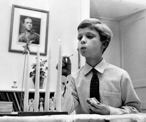 STOCKHOLM 1955-12-20. Kronprins Carl Gustaf tänder sin adventsljusstake. Stockholm Sverige x12014x *** STOCKHOLM 1955 12 20 Crown Prince Carl Gustaf lights his Advent candlestick Stockholm Sweden x12014x  Copyright: xSvD TTx KRONPRINS CARL GUSTAF