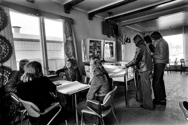 LAPLAND ARJEPLOW 1973 04 02 Young people at a cafe with a pinball machine in Arjeplog Arjeplog Sweden x5600x  Copyright: xUlfxStrahle SVTx ARJEPLOG