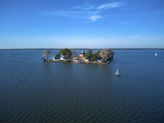 Wilhelmstein ist eine künstliche Insel im Steinhuder Meer mit einer Fläche von 12.500 Quadratmetern in der Region Hannover, Norddeutschland Wilhelmstein is an artificial island in lake Steinhuder Meer with an area of 12, 500 square meters, located in the Hanover Region, Northern Germany Copyright: imageBROKER SergejxBorzov ibxiqx11484061.jpg