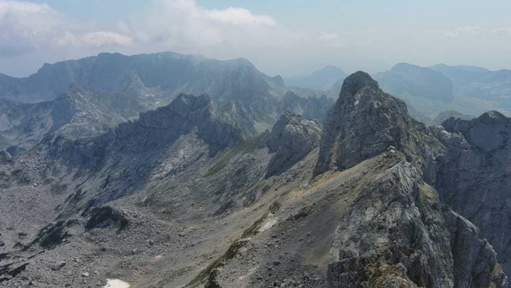 Creative Highlights World Luftaufnahme der Berge im Park Durmitor, Montenegro, Europa Aerial view on mountains in the park Durmitor, Montenegro, Europe Copyright: imageBROKER MikhailxKokhanchikov ibxiqx11326279.jpg