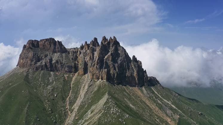 Creative Highlights World Luftaufnahme des Naujiza oder Schwiegermutterzahnbergs mit fantastischen Klippen in Kabardino Balkarien, Kaukasus, Russland, Europa Aerial view on Naujiza or Mother-in-law teeth mountain with fantastic cliffs in Kabardino-Balkaria, Caucasus, Russia, Europe Copyright: imageBROKER MikhailxKokhanchikov ibxiqx11324193.jpg