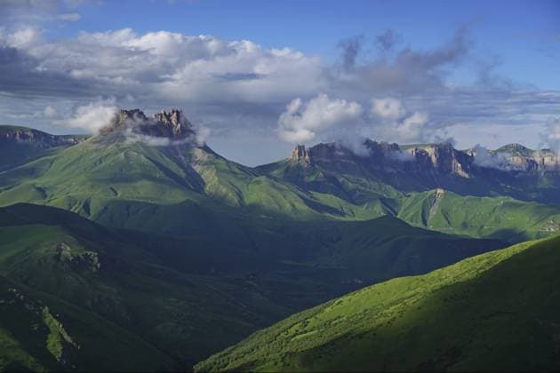Creative Highlights World Schöne Sommerlandschaft mit Wolken im Kaukasusgebirge, Russland, Europa Beautiful summer landscape with clouds in Caucasus Mountains, Russia, Europe Copyright: imageBROKER MikhailxKokhanchikov ibxiqx11328338.jpg
