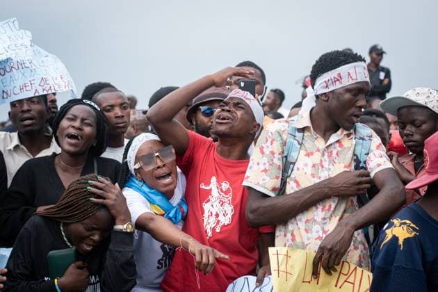 Bilder des Jahres 2024, News 10 Oktober News Themen der Woche KW41 News Bilder des Tages (241010) -- GOMA (DR CONGO), Oct. 10, 2024 -- People mourn during a funeral for victims of a recent ferry accident in Goma, the capital of the North Kivu Province in the eastern Democratic Republic of the Congo (DRC), on Oct. 10, 2024. An official funeral was held on Thursday in Goma, in memory of the victims of the recent deadly ferry accident on Lake Kivu. The burial of 11 identified bodies of Goma residents killed after the ferry MV MERDI capsized on Lake Kivu a week ago took place at the Makao cemetery. At least 87 people were killed last Thursday after the ferry capsized near the port of Kituku, according to a provincial government report that did not specify the number of people on board. (Photo by Xinhua) DR CONGO-GOMA-FERRY ACCI 
