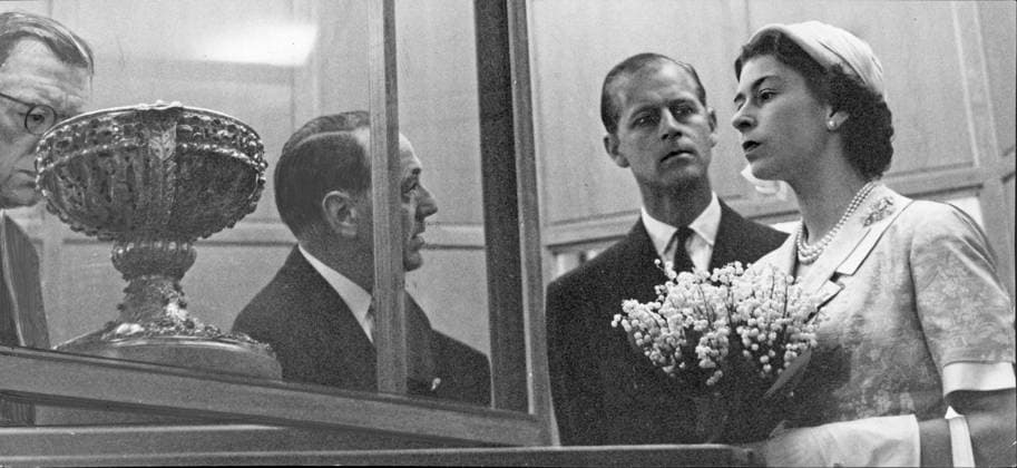 Brittiskt statsbesök i Sverige. T.hö. Philip Mountbatten, hertig av Edinburgh Storbritannien och Elizabeth II, drottning Storbritannien, som besöker Historiska museet. I mitten Bengt Thordeman, arkeolog Sverige riksantikvarie, som är ciceron. T.vä. delvis skymd Gustaf VI Adolf, kung Sverige. Familjen, resor., allvarlig, profil. (Bengt Thordeman är chef för Riksantikvarieämbetet och Statens historiska museum) 1956-06-10 (c) Aftonbladet TT * * * EXPRESSEN OUT * * * AFTONBLADET 5600 Stockholm Sverige x2512x *** British state visit to Sweden T right Philip Mountbatten, Duke of Edinburgh Great Britain and Elizabeth II, Queen Great Britain, visiting the History Museum In the middle Bengt Thordeman, archaeologist Sweden National  Copyright: x Aftonbladetx Brittiskt statsbesök 1956