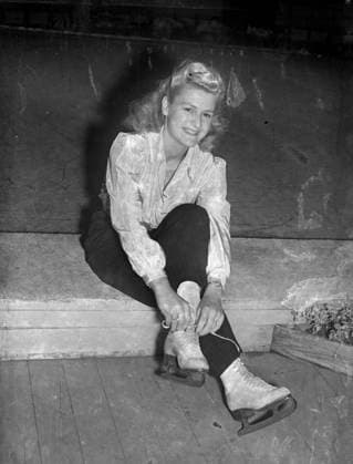 GÖTEBORG 1936. Ung kvinna tar pa sig skridskor - hon är tydligen en konstakerska. *** Local Caption *** GT Blandlada 1936-01 GÖTEBORG SVERIGE Konstakning x2524x *** GÖTEBORG 1936 Young woman puts on skates she is apparently an artist Local Caption GT Blandlada 1936 01 GÖTEBORG SWEDEN Art painting x2524x  Copyright: xKamerareportage TTx KONSTAKERSKA