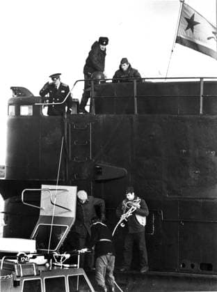 Staff Commander Andrejovitj and Captain Pyotr Gushchin on the Russian submarine U 137 which ran aground in Gasefjärden, d in Blekinge archipelago 27 10 1981 c Thommy Bernquist Sydsvenskan IBL Karlskrona archipelago Sweden 1980s events sp sw x2503x  Copyright: xThommyxBernquistx xSydsvenskanx xIBLxBildbyrax