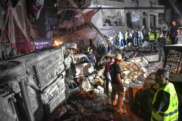 Bilder des Jahres 2024, News 10 Oktober News Themen der Woche KW41 News Bilder des Tages Lebanese civil defense and emergency teams conduct a search and rescue operation following the Israeli airstrike on the Nowayri area of Beirut, the capital of Lebanon, on Thursday, October 10, 2024. killed at least 22 people include children and women, dozens were injured and a building targeted in the attack was destroyed, and surrounding vehicles and houses damaged. photo by Fadel Itani  LEB2024101011 FADELxITANI