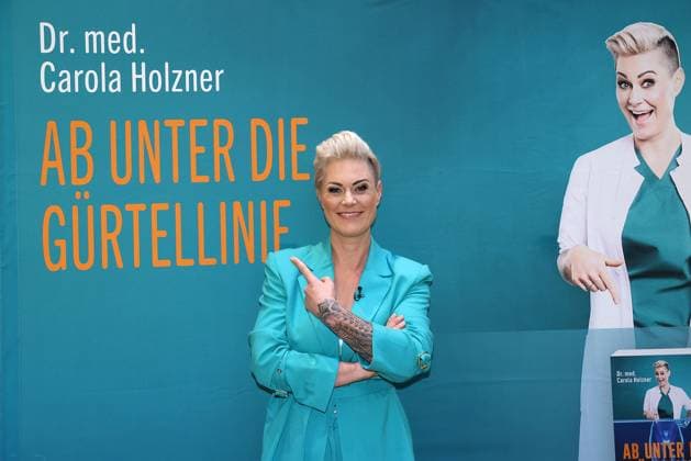 Bilder des Jahres 2024, Entertainment 10 Oktober Entertainment Themen der Woche KW41 Entertainment Bilder des Tages Doc Caro Carola Holzner bei der Praesentation von ihrem neuen Buch Ab unter die Guertellinie am 10.10.2024 in der Volksbuehne in Koeln Doc Caro s Buch-Praesentation in Koeln *** Doc Caro Carola Holzner at the presentation of her new book Ab unter die Guertellinie on 10 10 2024 at the Volksbuehne in Cologne Doc Caro s book presentation in Cologne 