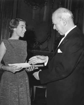 STOCKHOLM 19630205. Bilden visar Tove Jansson när hon tar emot Stockholms-Tidningens finlandssvenska kulturpris 1963 av Anders Österling pa Grand Hotel i Stockholm. Foto Olle Seijbold SCANPIX Kod: 51 ** SVD OUT ** STOCKHOLM SVERIGE x51x *** STOCKHOLM 19630205 The picture shows Tove Jansson receiving Stockholms Tidningens Finland-Swedish Culture Prize 1963 from Anders Österling at the Grand Hotel in Stockholm Photo Olle Seijbold SCANPIX Code 51 SVD OUT STOCKHOLM SWEDEN x51x  Copyright: xOllexSeijboldx xTTx x Tove Jansson