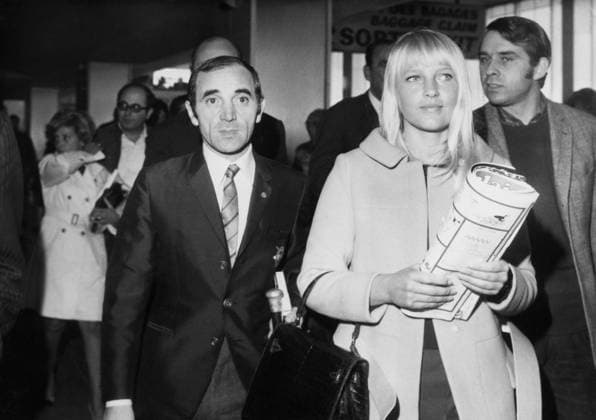 Orig. caption... CHARLES AZNAVOUR ET ULLA: DESTINATION MEXIQUE ET LES ETATS-UNIS. Apres avoir assistÃ , hier soir Ã l Olympia, au triomphe de Mireille Mathieu, Charles AZNAVOUR et sa fiancee ULLA se sont envolÃ s cet apres midi Ã destination du Mexique, premiere Ã tape d une tournÃ e de six mois. Apres Mexico, Charles AZNAVOUR chantera aux Etats-Unis. Nous voyons ici, Charles AZNAVOUR et ULLA, cet apres-midi Ã l aeroport d Orly, avant leur dÃ part. Note Aznavour, Charles, b.1924, French singer, composer and lyricist of Armenian birth, broke through at the Olympia in Paris 1955 Blondes Singer Bangs Suntan CD248 persons: Charles Aznavour sites: PARIS ;FRANCE sp_sw x5600x *** Orig caption CHARLES AZNAVOUR AND ULLA TO MEXICO AND THE  Copyright: xXxXxXx CHARLES AND ULLA AZNAVOUR