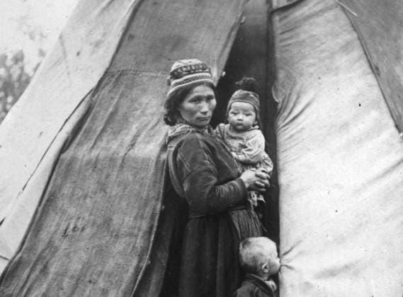 PHOTO DATE UNKNOWN Orig caption A LAPLAND WOMEN with her children in front of her tent Note Image cropped sites SWEDEN LAPPLAND Sweden sp sw x5600x  Copyright: xx MOTHER AND CHILD