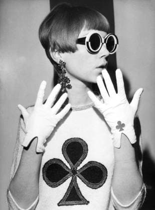 Orig. caption... DES SIGLES INSOLITES SUR CETTE ROBE DE PRINTEMPS. Les grands couturiers parisiens ne peuvent pas encore rendre publiques leurs nouvelles creations mais ils peuvent, par contre, laisser dÃ jÃ publier certain details ou accessoires de la next mode de printemps et d Ã tÃ . C est ainsi que nous vous montrons, de Louis Feraud, cette robe en jersey Ã ponge de coleur grege avec, sur le devant, des decorations as de trefle qui se repetent sur un des gants et aux boucles d oreilles. Orig. caption... Should spring s new girl look like this? Space glasses, dangling earrings and OP-Mode... Note. Sunglasses Form Clover Gloves sites: FRANCE ;PARIS sp_sw x5600x *** Orig caption INSOLITE SIGNS ON THIS SPRING DRESS The great Parisian  Copyright: xXxXxXx OP MODE