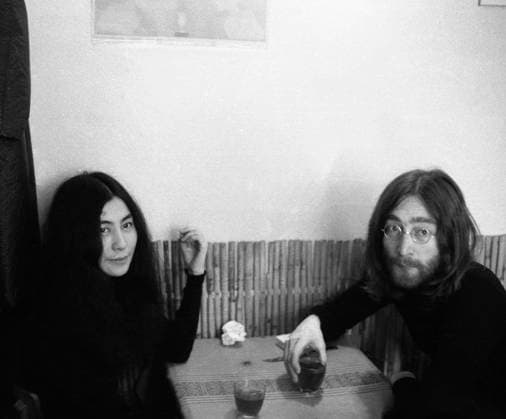 John Lennon et Yoko Ono en 1969 John Lennon et Yoko Ono prennent le thé à Paris en mars 1969 Paris France  Copyright: xReportersxAssocies xxGrk7263918x