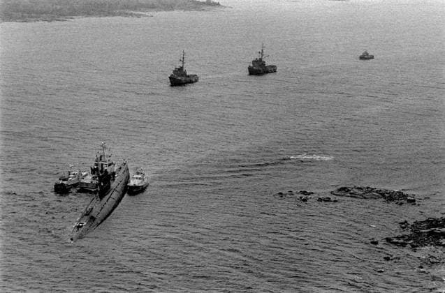 Karlskrona 1981 10 28 The Soviet submarine U 137 got stuck on Torumskär in Gasefjärden, southeast of Karlskrona on October 27, 1981 Karlskrona Sweden x4x  Copyright: xTORBJÖRNxANDERSSONx xEXPx xTTx U 137 PA GRUND 1981