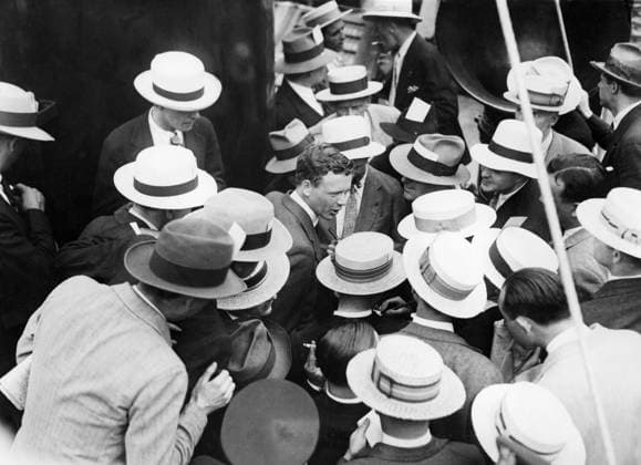 Orig. caption... LINDBERGH MEETS RETURNING FLYERS IN NEW YORK HARBOR. Colonel Charles A. Lindbergh, the Lone Eagle and first man to fly from New York to Paris, being interviewed by reporters on board the welcoming boat Macom as he went to meet the returning transatlantic flyers, Commander Byrd, his companions and Clarence Chamberlin, as they arrived on the SS Leviathan. Note Bildarchivet s catalog no.57.5 Folk collections Journalists Straw hats Straw hats Back pictures persons: Charles Lindbergh sites: NEW YORK ;USA sp_sw x5600x *** Orig caption LINDBERGH MEETS RETURNING FLYERS IN NEW YORK HARBOR Colonel Charles A Lindbergh, the Lone Eagle and first man to fly from New York to Paris, being interviewed by reporters on board the welcoming b  Copyright: xXxXxXx INTERVIEW VICTIM