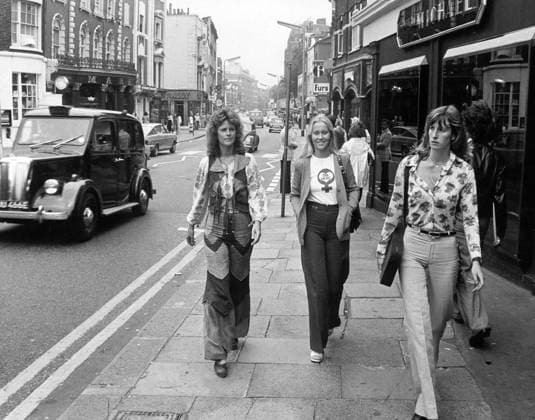 LONDON 1974-06-28. Anni-Frid Lyngstad och Agnetha Fältskog, medlemmar i popgrupppen ABBA, pa Kings Road, Londons klädgata. Ronden resulterade i en langkjol at Agnetha. Frida tappade köplusten. London Storbritannien x14x *** LONDON 1974 06 28 Anni Frid Lyngstad and Agnetha Fältskog, members of the pop group ABBA, on Kings Road, Londons clothes street The round resulted in a long skirt that Agnetha Frida lost the desire to buy London United Kingdom x14x  Copyright: xJacobxForsell EXP TTx FRIDA OCH AGNETHA