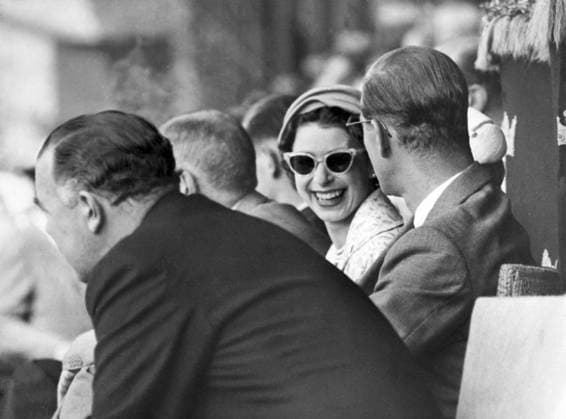 STOCKHOLM 1956-06-11. Drottning Elizabeth och prins Philip tittade pa Stadions ryttartävlingar pa mandagen under sitt Sverigebesök. Här ses hon i sommarsolen med tva kungliga ryggar, prins Philips och prins Bertils. Stockholm Sverige x29x *** STOCKHOLM 1956 06 11 Queen Elizabeth and Prince Philip watched the Stadium equestrian competitions on Monday during her visit to Sweden Here she is seen in the summer sun with two royal backs, Prince Philips and Prince Bertils Stockholm Sweden x29x  Copyright: xRolandxJanson DN TTx DROTTNING ELIZABETH II SVERIGEBESÖK