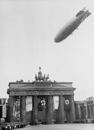 Orig. caption... LUFTSCHIFF HINDENBURG GRÜSST DIE OLYMPIA-STADT. In the afternoon of the first day of XI. The Olympic games appeared on the Luftschiff Hindenburg over the Reich capital. Unser Bild zeigt das Luftschiff Hindenburg beim Ueberfligen des Brandenburger Tor. Note. The opening of the 1936 Olympics Note. Summer Olympics Cross-country skiing Propaganda sites: BERLIN; GERMANY sp_sw x5600x *** Orig caption LUFTSCHIFF HINDENBURG GRÜSST DIE OLYMPIA STADT In the afternoon of the first day of XI The Olympic games appeared on the Luftschiff Hindenburg over the Reich capital Our picture shows the Luftschiff Hindenburg flying over the Brandenburg Gate Note The opening of the 1936 Olympics Note Summer Olympics Cross country skiing Propagand  Copyright: xx 1936 OLYMPICS IN BERLIN
