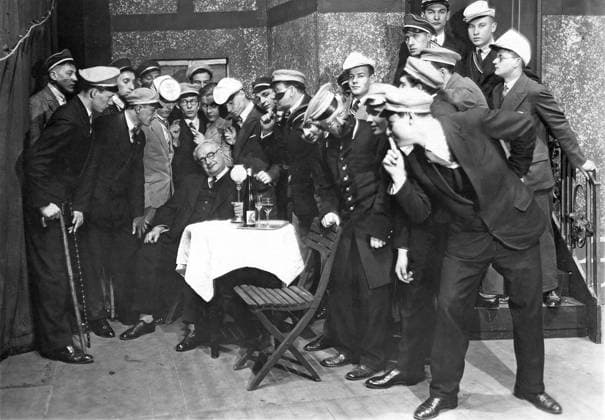 GERMANY BERLIN 1920s. Orig. caption... ALT HEIDELBERG IM NEUEN THEATER AM ZOO IN BERLIN. Dr. Jüttner (Leo Peukert) wird von den Studenten aus seinem Schlummer geweckt. Berlin Germany x5600x *** GERMANY BERLIN 1920s Orig caption ALT HEIDELBERG IN THE NEW THEATER AT THE ZOO IN BERLIN Dr. Jüttner Leo Peukert is awakened from his slumber by the students Berlin Germany x5600x  Copyright: xPresse-Photo SVTx ALT-HEIDELBERG