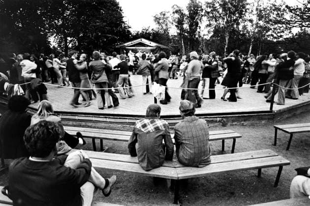 STOCKHOLM 1974-06-07. Report for the ANIMAL FARM FUN Radio program. Here some couples are seen on Bollnästorget s dance floor at Skansen. Stockholm Sweden x5600x *** STOCKHOLM 1974 06 07 Report for the ANIMAL FARM FUN Radio program Here some couples are seen on Bollnästorget s dance floor at Skansen Stockholm Sweden x5600x  Copyright: xBo-AjexMellin SVTx DANCE FLOOR ON THE SKANSEN