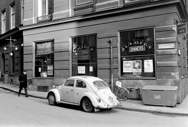 STOCKHOLM 1973-03-13. Report for WILL THERE BE MORTGAGE BANKS IN TEN YEARS? Radio program. First broadcast 1973-04-01. Here you can see the restaurant Stampen at Stora Gramunkegränd 7 in Gamla stan, which used to be a pawn shop. The flag sign with the pawnshop business symbol remains on the facade. Stockholm Sweden x5600x *** STOCKHOLM 1973 03 13 Report for WILL THERE BE MORTGAGE BANKS IN TEN YEARS Radio program First broadcast 1973 04 01 Here you can see the restaurant Stampen at Stora Gramunkegränd 7 in Gamla stan, which used to be a pawn shop The flag sign with the pawnshop business symbol remains on the facade Stockholm Sweden x5600x  Copyright: xBo-AjexMellin SVTx PAWNSHOP