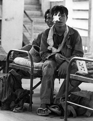 Phnom Penh 1975 04 14 The war is over for this junta soldier Now he is waiting for the arrival of the victorious guerrilla soldiers like all the other wounded CAMBODIA ttexport x53x  Copyright: xSven-ErikxSjöberg DN TTx CAMBODIA 1975