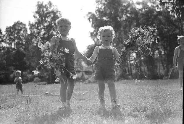GÖTEBORG 1941-06-23. Midsommar och fint väder - tva sma barn har plockat blommor. *** Local Caption *** GT Lada Krep 2013-09 GÖTEBORG SVERIGE x2524x *** GÖTEBORG 1941 06 23 Midsummer and nice weather two small children have picked flowers Local Caption GT Lada Krep 2013 09 GÖTEBORG SWEDEN x2524x  Copyright: xKamerareportage TTx BARN MED BLOMMOR