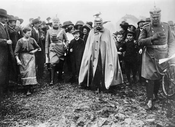 GERMANY OSCHATZ 1912-09. Orig. caption... ZUM 100. BIRTHDAY OF THE GROSS PIONIERS OF THE DEUTSCHEN LUFTSCHIFFAHRT, GRAF ZEPPELIN Am 8. July 1838 wurde Graf Ferdinand Zeppelin in Konstanz am Bodensee geboren. Mit 20 Jahren wurde er bereits Cavallerie-Offizier und hatte als solcher eine erförlech Laufbahn. Auf seinen ausgedehnten militärischen Studienreisen ins Ausland bereichte er sich 1863 in St. Paul in Canada for the first time an ascent with a military balloon. 1887 wurde der Brigadekommandeur in Ulm, dann Gesandter und Bevollmächtiger beim Bundesrat in Berlin. Schon seit dem Jahre 1873 hatte sich Graf Zeppelin mit dem Problem des lenkbaren Luftschiffes besettig. Sein erstes lenkbares und betriebssicheres Flugschiff wurde jedoch erst  Copyright: xScherlxBilderdienst SVTx FERDINAND ZEPPELIN