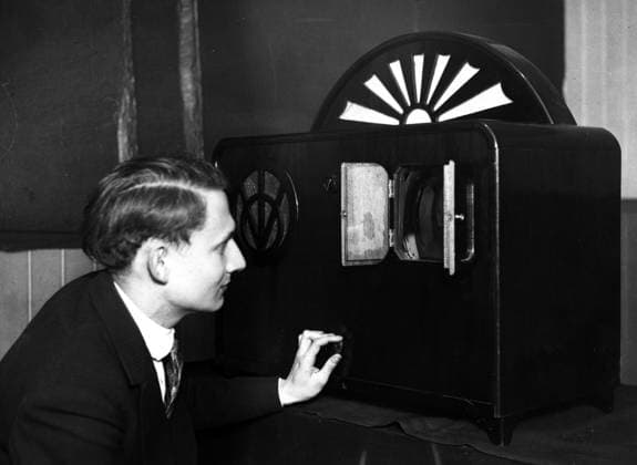 FRANCE PARIS 04 05 1933. Orig. caption... M. HENRY DE FRANCE VIENT DE METTRE AU POINT UN SYSTEME DE TELEVISION. Apres trois annÃ es d efforts, M. Henry de France vient de mettre au point un systeme de tÃ lÃ vision. Photo represents une reception sur appareil familial. Paris France x5600x *** FRANCE PARIS 04 05 1933 Orig caption M HENRY DE FRANCE HAS DEVELOPED A TELEVISION SYSTEM After three years of effort, Mr. Henry de France has developed a television system Photo represents a reception on a family set Paris France x5600x  Copyright: xWidexWorldxPhotos,xParisx xABxTextx&xBilderx xSVTx TELEVISION 1933