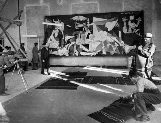 SEKLET-KULTUR-50 Moderna museet invigs den 9 maj 1958 i det gamla exercishuset pa Skeppsholmen i Stockholm. Redan den 18 oktober 1956 tas dock museet i bruk, da man inviger en Picassoutställning. Pa bilden har malningen Guernica precis hängts upp. STOCKHOLM SVERIGE PB-KOD:23 x23x *** SEKLET KULTUR 50 Moderna museet is inaugurated on May 9, 1958 in the old exercise house on Skeppsholmen in Stockholm Already on October 18, 1956, however, the museum is put into use, when a Picasso exhibition is inaugurated In the picture, the painting Guernica has just been hung STOCKHOLM SWEDEN PB CODE 23 x23x  Copyright: xFolkexHellbergx SEK50GUERNICA