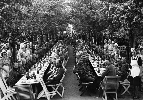 Krig Andra världskriget. Neutralitetsvakten pa kaffekalas kafferep pa Rostorp i Malmö juni 1940. Malmö Sverige 1940-tal andra världskriget sp_sw x2503x *** War World War II Neutrality guard at coffee party coffee party at Rostorp in Malmö June 1940 Malmö Sweden 1940s World War II sp sw x2503x  Copyright: xSydsvenskanx xIBLxBildbyrax