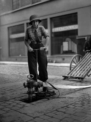 GÖTEBORG 1937-08-26. Nagra ungdomar tränar luftskydd - här vrider en ung kvinna pa vattnet fran en brandpost. *** Local Caption *** GT Lada 1937-augusti-03 GÖTEBORG SVERIGE x2524x *** GOTHENBURG 1937 08 26 Some young people practicing air defense here a young woman turns the water from a fire hydrant Local Caption GT Lada 1937 August 03 GOTHENBURG SWEDEN x2524x  Copyright: xKamerareportage TTx LUFTSKYDDSÖVNING