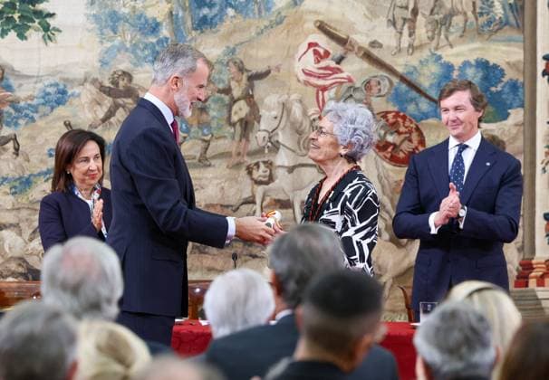 The King presents the VI Edition of the Spanish Orders History Award King Felipe VI 2i during the presentation of the VI Edition of the Spanish Orders History Award to the researcher and teacher in the Navy, Carla Rahn Phillips 2d , at the Royal Palace of El Pardo, on October 11, 2024, in Madrid Spain The aim of this award is to value the history and the trajectory of those researchers who have worked to transmit the truth of past events 11 OCTOBER 2024 KING DELIVERED VI EDITION OF THE SPANISH ORDERS HISTORY AWARD MADRID Marta Ferná Madrid Madrid Madrid Spain  Copyright: xMartaxFernandezxJarax 6270208