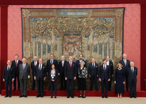 The King presents the VI Edition of the Spanish Orders History Award Family photo during the presentation of the VI Edition of the Spanish Orders History Award to the researcher and teacher in the Navy, Carla Rahn Phillips, at the Royal Palace of El Pardo, on October 11, 2024, in Madrid Spain The aim of this award is to value the history and the trajectory of those researchers who have worked to transmit the truth of past events 11 OCTOBER 2024 KING DELIVERED VI EDITION OF THE SPANISH ORDERS HISTORY AWARD MADRID Marta Ferná Madrid Madrid Madrid Spain  Copyright: xMartaxFernandezxJarax 6270241