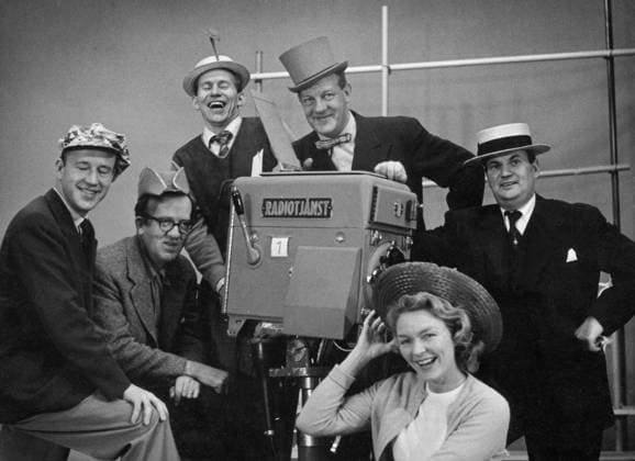 Orig. caption... TV Karusellen on 29 10 1955 Note. Program manager Scriptor Producers CD337 persons: JEANETTE VON HEIDENSTAM;GÖSTA WERNLÖF;SIXTEN AHRENBERG;KAGE SIGURTH;PER MARTIN HAMBERG;LENNART HYLAND sites: SWEDEN sp_sw x5600x *** Orig caption TV Karusellen on 29 10 1955 Note Program manager Scriptor Producers CD337 persons JEANETTE VON HEIDENSTAM GÖSTA WERNLÖF SIXTEN AHRENBERG KAGE SIGURTH PER MARTIN HAMBERG LENNART HYLAND sites SWEDEN sp sw x5600x  Copyright: xULFxSTRAHLExUSx THE CAROUSEL
