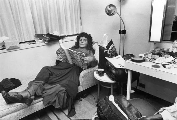 NEW YORK 19811029 Operasangerskan Birgit Nilsson i sin loge pa Metropolitan Opera i New York. Efter sminkningen far Birgit en halvtimmes ro i sin lilla loge. I väntan pa kvällens harda arbet vilar hon, läser pa lite och tar en kopp honungste. Den 29 oktober 1981 gav hon sin avskedsföreställning för Met med Die Frau ohne Schatten , 3000 hänförda och jublande personer satt i publiken. Foto Jan Delden EXP TT kod 10 **AFTONBLADET OUT ** NEW YORK USA x10x *** NEW YORK 19811029 Opera singer Birgit Nilsson in her dressing room at the Metropolitan Opera in New York After make-up, Birgit gets half an hours rest in her small dressing room In anticipation of the evenings hard work, she rests, reads a little and takes a  Copyright: xJanxDeldenx xTTx BIRGIT NILSSON