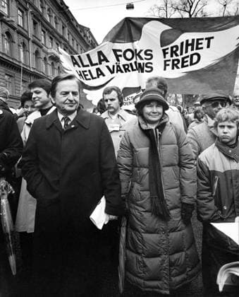 Olof Palme, politiker (S), statsminister Sverige. Lisbet Palme, psykolog barnpsykolog, Sverige. Demonstrerar pa 1 maj 1982. 1982-05-01 (c) PETTERSON ROLF Aftonbladet IBL * * * EXPRESSEN OUT * * * AFTONBLADET 5756 Stockholm Sverige politik x2512x *** Olof Palme, politician S , Prime Minister Sweden Lisbet Palme, psychologist child psychologist, Sweden Demonstrates on May 1, 1982 1982 05 01 c PETTERSON ROLF Aftonbladet IBL EXPRESSEN OUT AFTONBLADET 5756 Stockholm Sweden politics x2512x  Copyright: xRolfxPetterson Aftonbladet TTx Olof Palme och Lisbet Palme