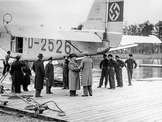 ARKIV 1933-10-21 Preussiske ministerpresidenten och nazistledaren Hermann Göring kommer till Lindarängens flyghamn i Stockholm oktober 1933. Sedan han varit stridspilot under första världskriget arbetade Göring under tjugotalet som pilot pa Lindarängen. Hermann Goring arrives by plane at Lindarängen airport in Stockholm, Sweden, October 21, 1933. The decorated fighter pilot Goring worked as a pilot at Lindarangen airport during the twenties. ROCKELSTA Sverige x1060x *** ARCHIVE 1933 10 21 Prussian Prime Minister and Nazi leader Hermann Goring arrives at Lindarängen airport in Stockholm, Sweden, October 21, 1933 After serving as a fighter pilot during World War I, Goring worked as a pilot at Lindarängen airport during the twentie  Copyright: xDNx xTTx x HERMANN GÖRING LINDARÄNGEN 1933