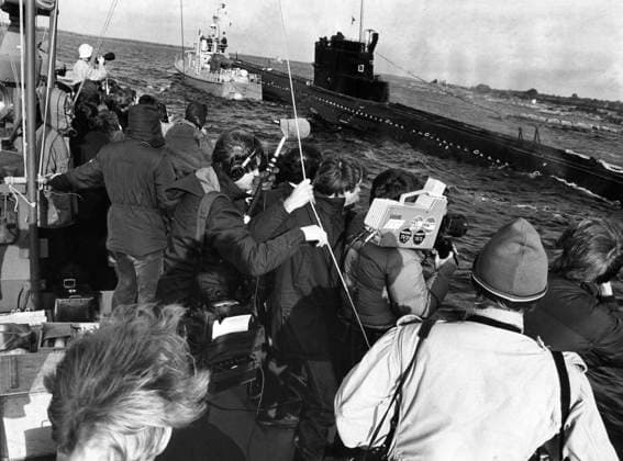 KARLSKRONA 19811031 The Soviet submarine U 137 aground in Gasefjärden in Karlskrona archipelago Caption in DN No newspaper is too small and no TV station too remote not to want to cover the Swedish-Russian submarine affair at the time hall KARLSKRONA SWEDEN x61x  Copyright: xTOMMYxSVENSSONx xTTx U 137 PA GRUND 1981