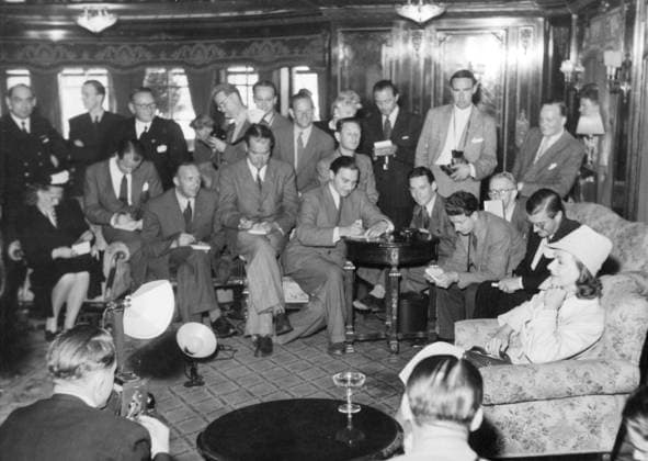 GOTHENBURG 1946-07. Orig. caption... GARBO IN GOTHENBURG. Rarely has such a horde of journalists and press photographers been seen at once as during the interview with Garbo upon Gripsholm s arrival in Gothenburg. Here the star interview victim is seen in the middle of the fire. Note CD146 G. Garbo, eg. Gustavsson, 1905-1990, actress Journalists Photographers Gripsholm Svenska Amerika Linien Interviews persons: Greta Garbo sites: SWEDEN ;GOTHEBORG Göteborg Sweden sp_sw x5600x *** GOTHENBURG 1946 07 Orig caption GARBO IN GOTHENBURG Rarely has such a horde of journalists and press photographers been seen at once as during the interview with Garbo upon Gripsholm s arrival in Gothenburg Here the star interview victim is seen in the middle of  Copyright: xXxXxXx GARBO IN SWEDEN 1946